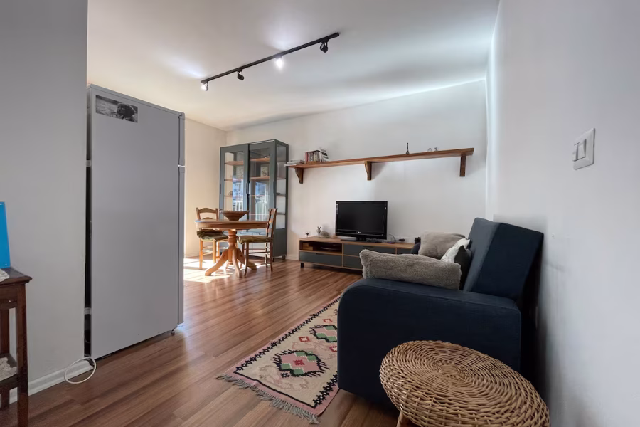 Flora – Modern Rooftop Apartment with Balcony